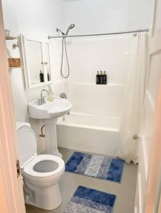 Koupelna v ubytování Massive 2 bedroom with fenced yard + 20 fotografií