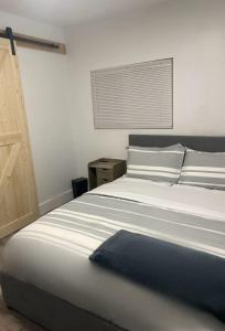 Postel nebo postele na pokoji v ubytování Massive 2 bedroom with fenced yard