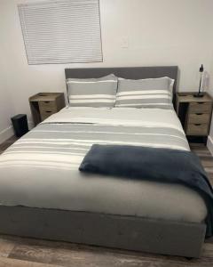 Postel nebo postele na pokoji v ubytování Massive 2 bedroom with fenced yard