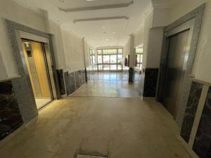 un couloir vide d'un immeuble avec un couloir dans l'établissement Apartamento 60, à Almuñécar 16 autres photos