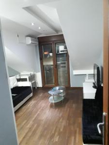 a living room with a bed and a table at Apartman Sofi in Vrnjačka Banja