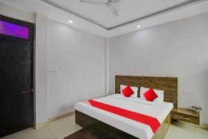 Postel nebo postele na pokoji v ubytování Hotel O Shri Nanadan Palace