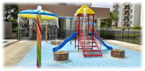 a water park with a water slide and an umbrella at Hacienda Peñalisa Bambu Girardot-Ricaurte in Soacha