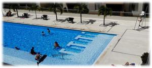 a group of people swimming in a swimming pool at Hacienda Peñalisa Bambu Girardot-Ricaurte in Soacha