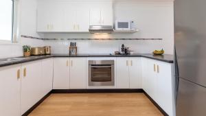 Η κουζίνα ή μικρή κουζίνα στο Agnes Break - 3 Bedroom, 2 Bath, 400m to Beach
