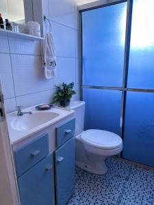 Pântano GrandeにあるHospedagem Familiarのトイレと洗面台のあるバスルーム