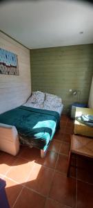 Un dormitorio con una cama en la esquina de una habitación. en L'Escale - private bed, shower room & kitchen, en Blagnac