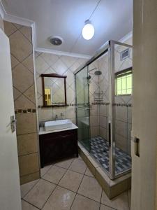 Ένα μπάνιο στο 3 Bedroom house in very secure area