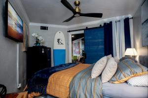 Un dormitorio con una cama y un ventilador de techo. en Billy's Bungalow 1bd Heated pools Steps to the beach, en Galveston 45 fotos más