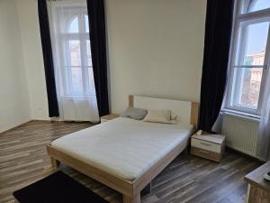 Postel nebo postele na pokoji v ubytování Designer Rooms Andrassy