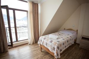Rúm í herbergi á Mestiatour Guest House