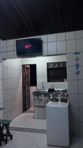 une cuisine avec une cuisinière et un comptoir dans l'établissement Kitnet Boraceia mar e sol, à Bertioga 6 autres photos