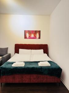 a bed in a room with two towels on it at Charmante Auszeit im Harz in Blankenburg