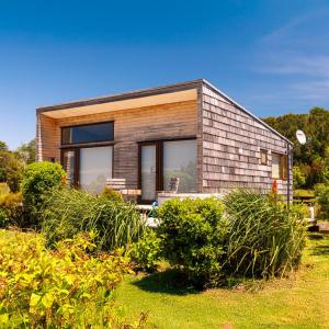 a small house in the middle of a yard at Cabañas Arrayanes de Huillinco en Chiloé in Chonchi