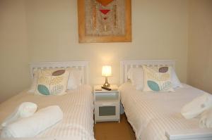 Ένα ή περισσότερα κρεβάτια σε δωμάτιο στο Saint Cadfans Lodge