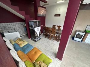 an overhead view of a living room with a couch at Casa no Centro de Bertioga com Piscina in Bertioga