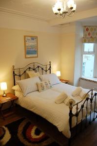 Säng eller sängar i ett rum på Saint Cadfans Lodge