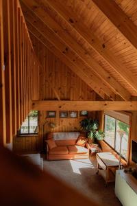 una sala de estar con sofá en una casa de madera en Geoff's - beach, bush and bliss, en Saint Helens Island