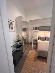 Postel nebo postele na pokoji v ubytování Family Suite Nr 1 - J26 LUXURY APARTMENT, Jauniela 26 Old Riga - Great Location - 2 Bedrooms - 85 m2 + 65 fotografií