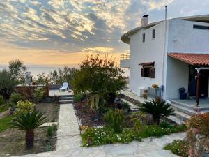 ein weißes Haus mit Meerblick in der Unterkunft Villa Orea Elena-Mani-Kalamata in Verga Kalamata
