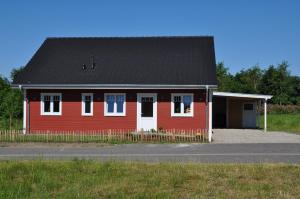 Enge-SandeにあるFrankenfriesenhausの赤い屋根の道路