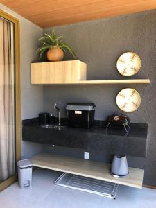 cocina con encimera con fregadero y estanterías en Essence - B004 - Milagres, en Porto de Pedras