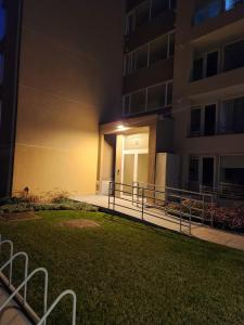een gebouw 's nachts met een gazon ervoor bij GiGIi in La Serena
