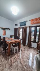 a dining room with a wooden table and chairs at Casa de Lami in Dalung