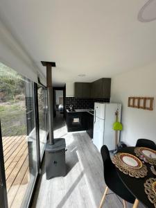 Una cocina y un comedor con estufa en una casa. en Nina apart Meliquina, en San Martín de los Andes