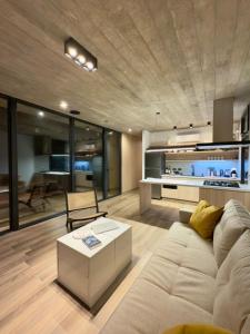 ein Wohnzimmer mit Sofa und Tisch in der Unterkunft Terrazas del Bosque in La Pedrera