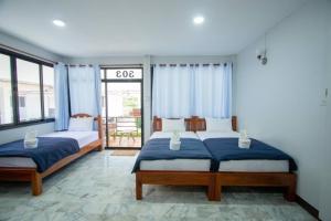Postel nebo postele na pokoji v ubytování หาดทรายขาวรีสอร์ท