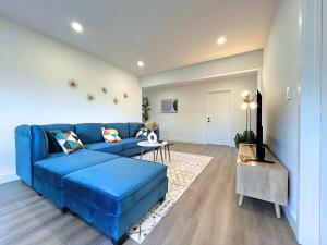 Ruang duduk di Molivu Homes 3BR - Newly Remodel, KingBed, Yard, Gym +31 gambar