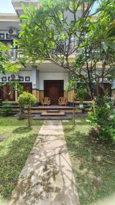 a building with a porch and a wooden door at Casa de Lami in Dalung