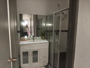 une salle de bain avec lavabo et douche dans l'établissement KKs room 1, à Nadi 7 autres photos