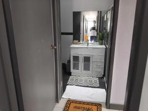 une salle de bains avec un lavabo et un miroir dans l'établissement KKs room 1, à Nadi