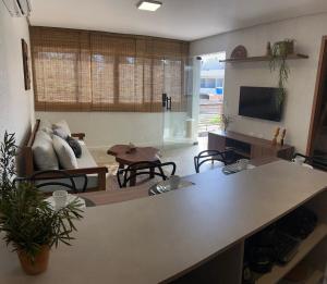 een woonkamer met een bank en een tafel bij Casa Artur - Milagres in São Miguel dos Milagres