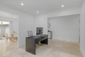 TV a/nebo společenská místnost v ubytování Molivu Homes 3BR - NewRemodel, PetFriendly, Yard