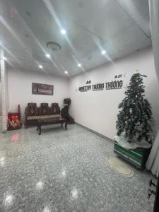 ein Wohnzimmer mit einem Weihnachtsbaum in der Ecke in der Unterkunft Thương Thương Đà Lạt 2 in Xuan An