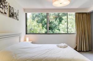 Una cama o camas en una habitación de Dizengoff Inn Apartments