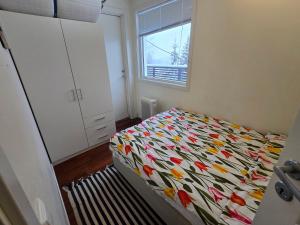 Ένα ή περισσότερα κρεβάτια σε δωμάτιο στο Lovely 2 bedroom apartment with free parking