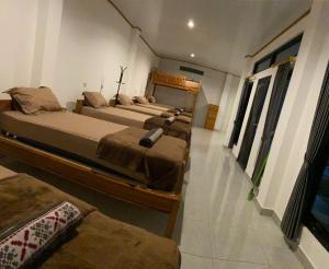 Rúm í herbergi á Darren Hostel