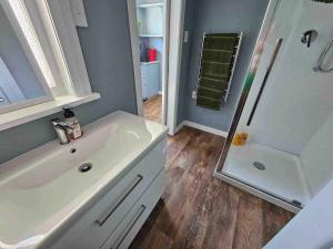 Un baño de Holiday Home on Iconic Tay St Location 3 bedrooms 16 fotos más