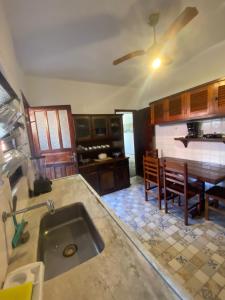 アハイアウ・ド・カボにあるCasa na Praia Grandeのシンクとダイニングルームのあるキッチン