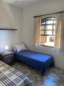 アハイアウ・ド・カボにあるCasa na Praia Grandeのベッド2台と窓のある寝室