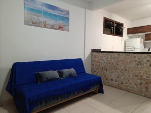 a blue couch with two pillows on it in a room at Temporada Peterle | Casa Irirí in Iriri