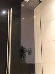 Koupelna v ubytování Lovely Stylish 2 bedroom serviced apartment in Sheffield FREE WiFi + 28 fotografií