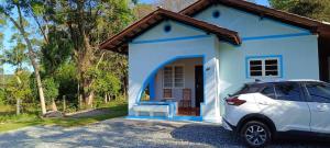 una casa con un coche aparcado delante en Blaues Haus 1, en Pomerode