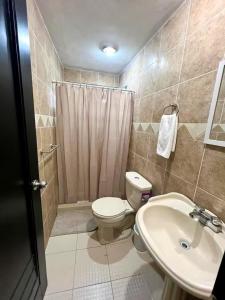 ein Badezimmer mit Toilette, Dusche und Waschbecken in der Unterkunft Edificio Rosedal 2 in Oaxtepec