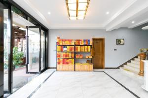 Biblioteca nella stanza in casa privata