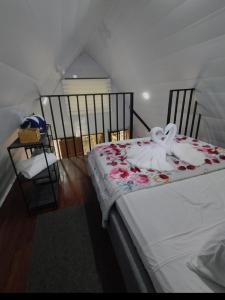 a bedroom with a bed with roses on it at Chalet La Fortuna YeyYe in Fortuna